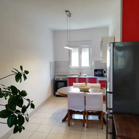 Spacious Family With Parking In The Shade And Barbecue House Apartment *