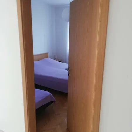 Spacious Family With Parking In The Shade And Barbecue House * Šibenik