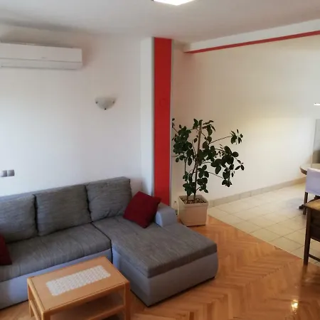 Spacious Family With Parking In The Shade And Barbecue House *