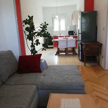 Spacious Family With Parking In The Shade And Barbecue House Šibenik