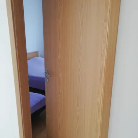 Spacious Family With Parking In The Shade And Barbecue House Appartement Šibenik