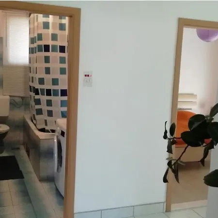 Spacious Family With Parking In The Shade And Barbecue House Apartment Šibenik