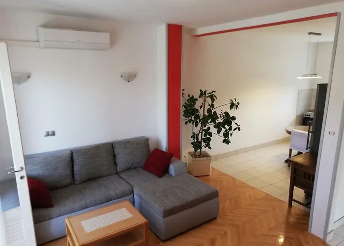 Spacious Family With Parking In The Shade And Barbecue House *