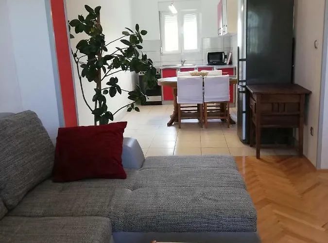 Spacious Family With Parking In The Shade And Barbecue House Šibenik