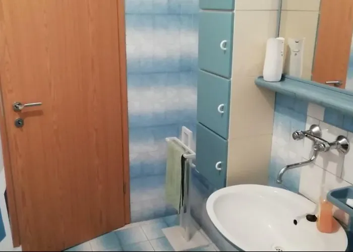 Spacious Family With Parking In The Shade And Barbecue House