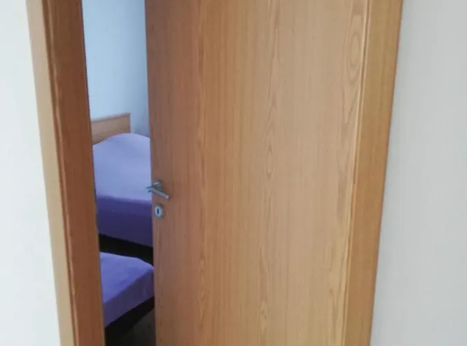 Spacious Family With Parking In The Shade And Barbecue House Appartamento Šibenik