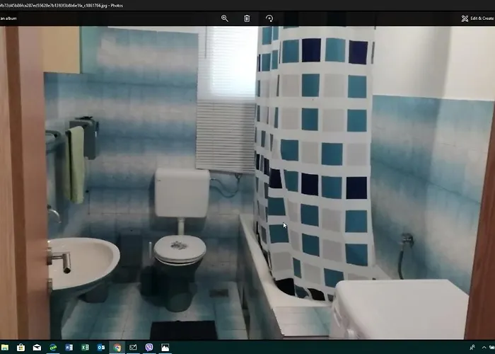 Spacious Family With Parking In The Shade And Barbecue House